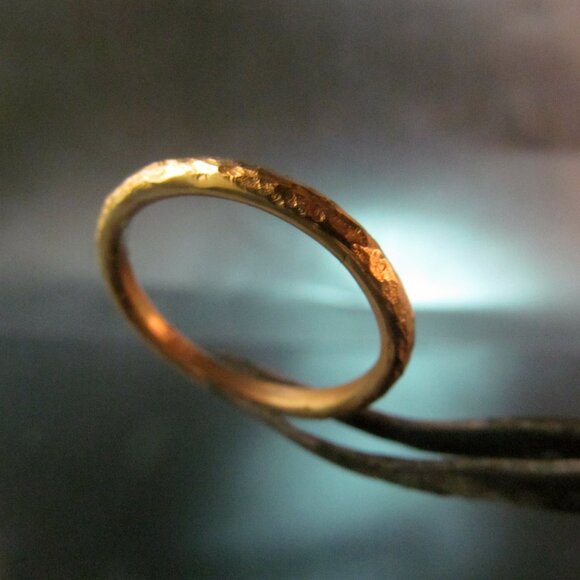 14k yellow gold Unisex hammered wedding ring.Full round ring,handmade unique - Picture 4 of 8